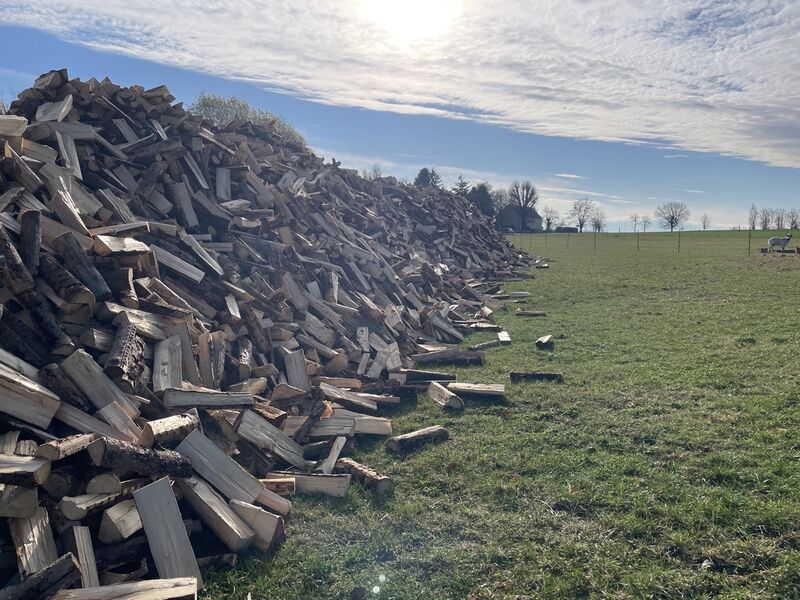 großer Berg gespaltenes Holz